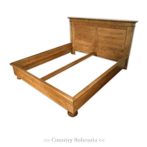 Holzbett mit hohen Kopfteil 180x210 in gräulich weiß gebeizt Landhausstil Fichte